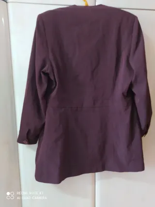Chaqueta tipo levita color burdeos talla 46