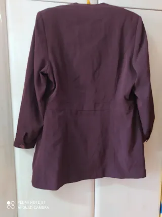 Chaqueta tipo levita color burdeos talla 46