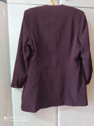 Chaqueta tipo levita color burdeos talla 46