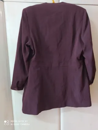 Chaqueta tipo levita color burdeos talla 46