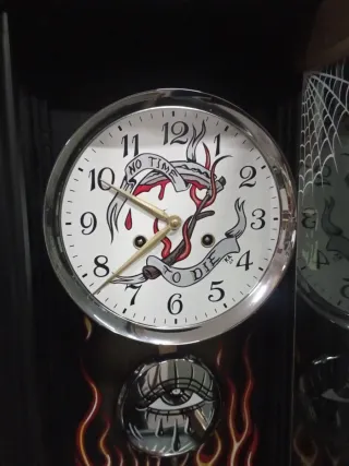 Orologio a pendolo con design tattoo