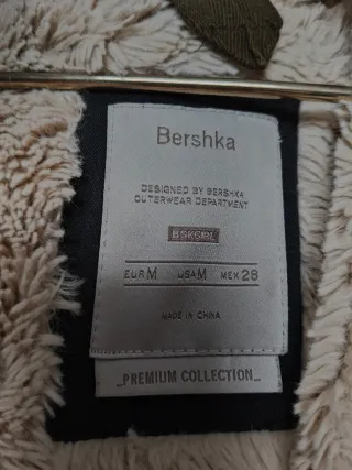 Parka verde con capucha y pelito.