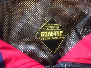 Trango chaqueta montaña Gore Tex color roljo