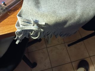 Sciarpa pile grigia con frange 140cm