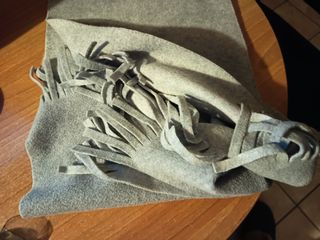 Sciarpa pile grigia con frange 140cm