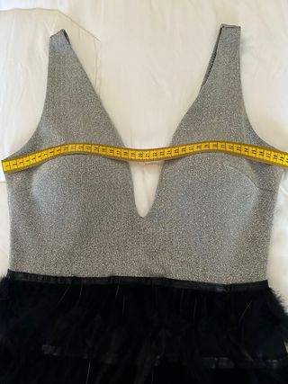 Vestido plateado y negro con plumas