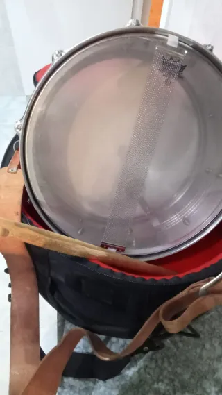 Tambor con baquetas y funda