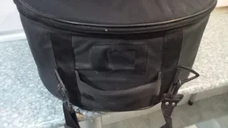 Tambor con baquetas y funda