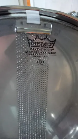 Tambor con baquetas y funda