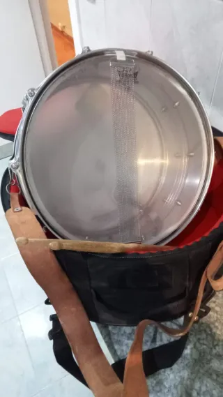 Tambor con baquetas y funda