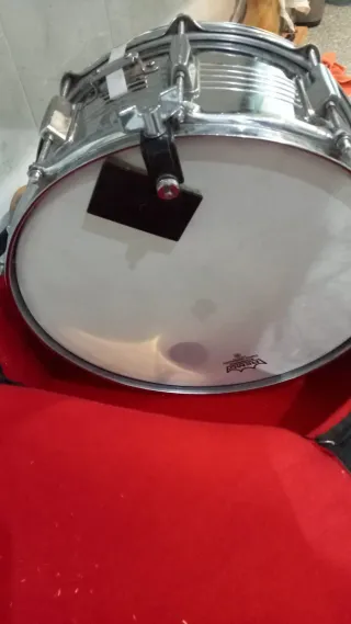 Tambor con baquetas y funda