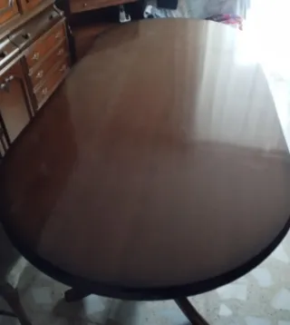 Mesa de salón de madera