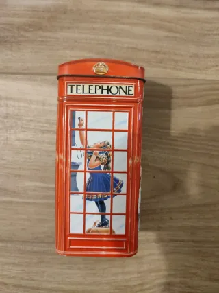 Salvadanaio a forma di cabina telefonica rossa