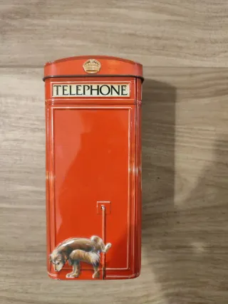 Salvadanaio a forma di cabina telefonica rossa