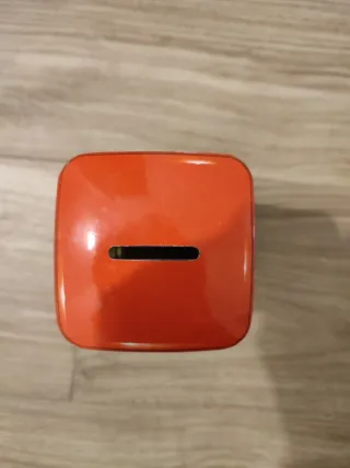 Salvadanaio a forma di cabina telefonica rossa