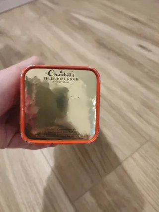 Salvadanaio a forma di cabina telefonica rossa