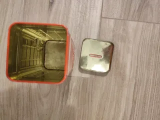 Salvadanaio a forma di cabina telefonica rossa