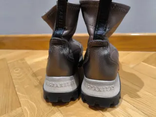 Botines Hispanitas Piel gris oscuro.