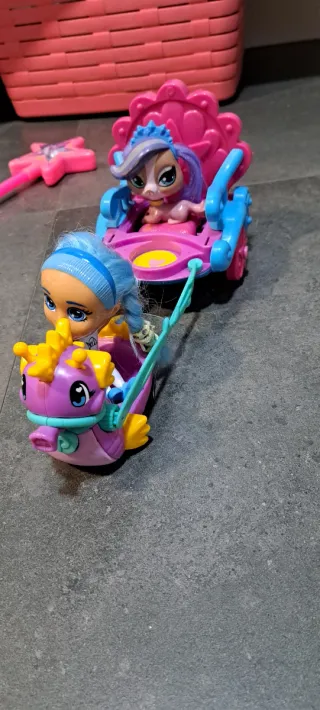 Carro de princesa con muñeca y criatura