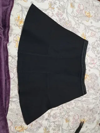 Falda corta negra con detalle