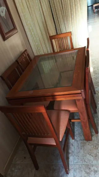 Mesa de comedor de madera y cristal