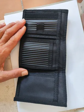 Billetera negra con diseño de rayas