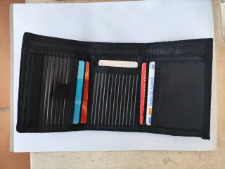 Billetera negra con diseño de rayas