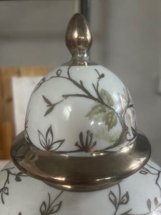 Jarrón porcelana con pavos reales y oro