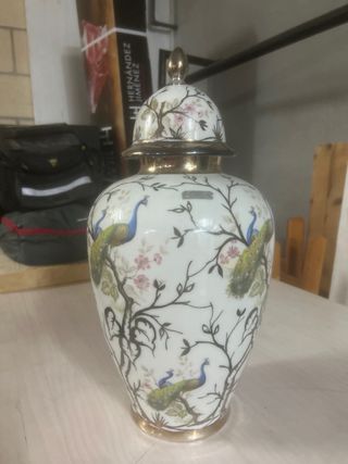 Jarrón porcelana con pavos reales y oro