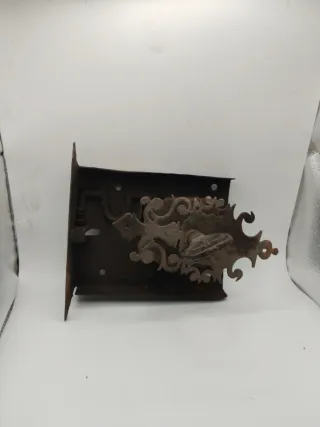 Cerradura antigua con llave