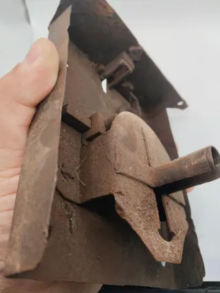 Cerradura antigua con llave