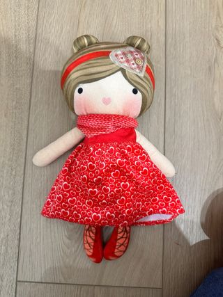 Muñeca de trapo con vestido de corazones