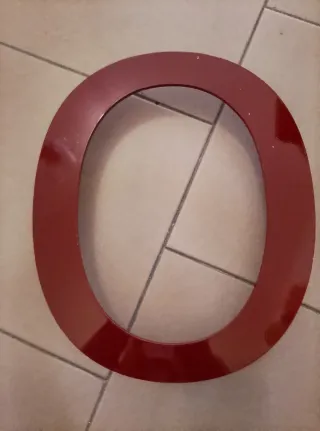 Lettera O in metallo rossa