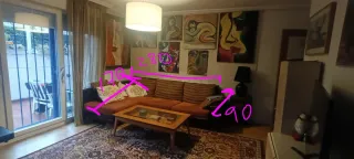 Sofá modular marrón y cheslong y mesa