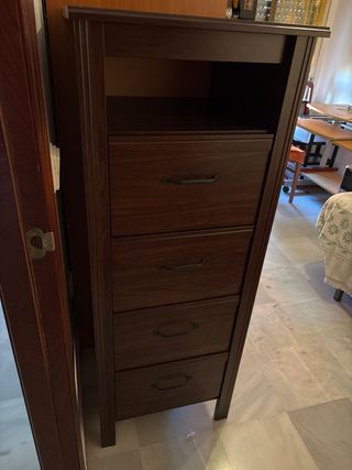 Cómoda alta de madera