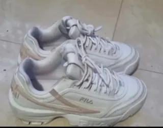 Zapatillas Fila Blancas y Rosas