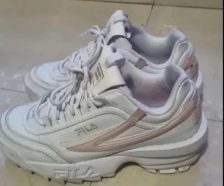 Zapatillas Fila Blancas y Rosas