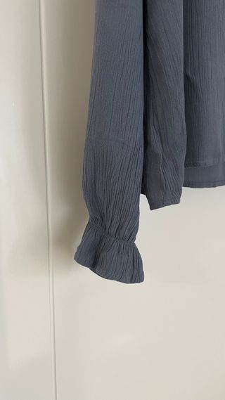 Blusa volantes gris Noon