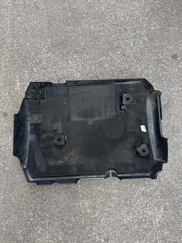 Tapa motor VW Golf R TSI