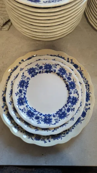 Vajilla antigua San Claudio azul y blanco