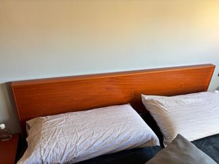 Cabezal y canapé de madera y tela