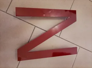 Lettera N in metallo bordeaux