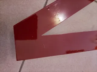 Lettera N in metallo bordeaux