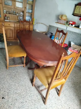 Mesa abatible de madera con 4 sillas.