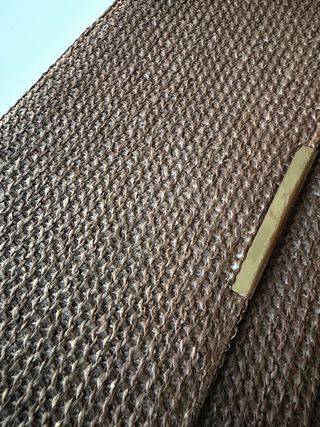 Bolso de mano rafia marrón y dorado