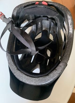 Dos cascos y un inflador de ruedas para bici