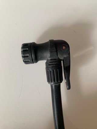 Dos cascos y un inflador de ruedas para bici