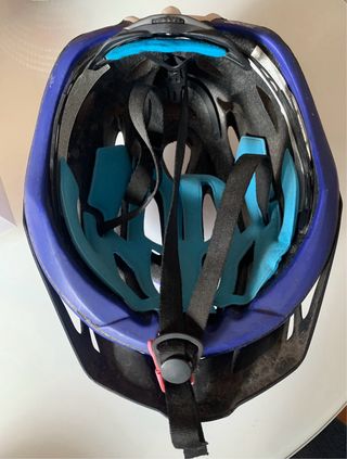 Dos cascos y un inflador de ruedas para bici