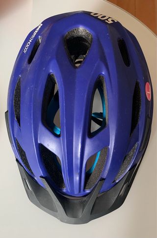 Dos cascos y un inflador de ruedas para bici