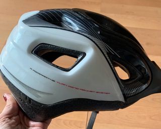 Dos cascos y un inflador de ruedas para bici